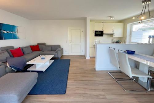 uma sala de estar com um sofá e uma mesa em Haus Gorch-Fock, App 1 em Westerland