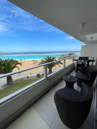 a balcony with a view of the beach at Departamento condominio Laguna del Mar in La Serena