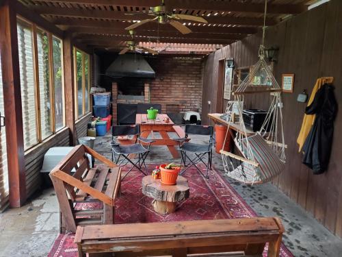 un patio con mesa, sillas y chimenea en casa Pucón, en Pucón