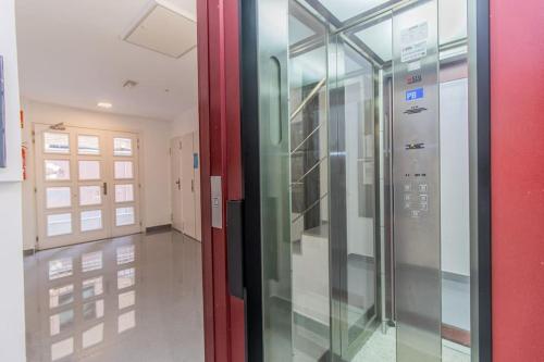 un pasillo con puertas de cristal en un edificio en Luxury Duplex Plaza del Pilar, en Zaragoza