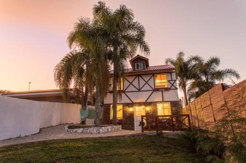 ein Haus mit einer Palme davor in der Unterkunft Schatz Chalé Witmarsum in Palmeira
