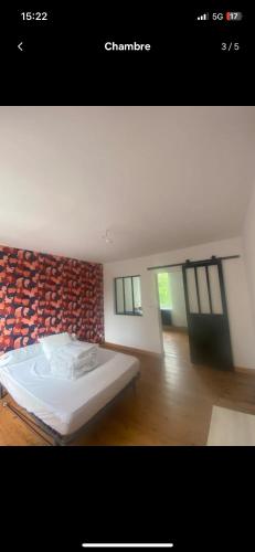 ein Schlafzimmer mit einem Bett in einem Zimmer mit Stühlen in der Unterkunft Chez Valentin in Lille