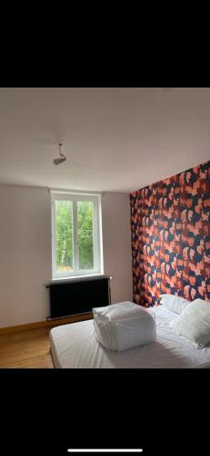 1 dormitorio con 1 cama grande con cabecero en Chez Valentin en Lille