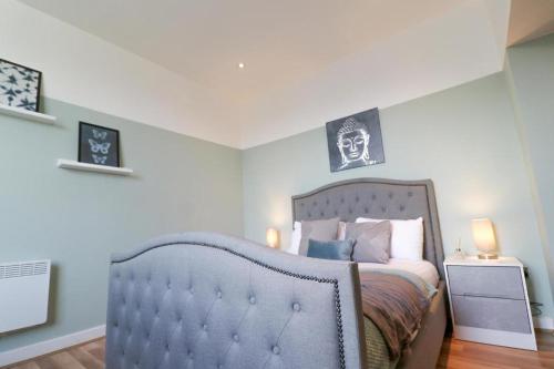 Säng eller sängar i ett rum på Simple 2 Bed in Central Dewsbury - Sleep 4