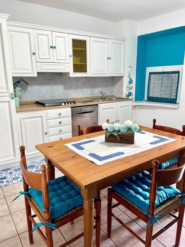 Кухня или мини-кухня в Casa vacanze “Genna ‘e su Monte”
