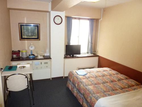 Tempat tidur dalam kamar di Otsuka City Hotel