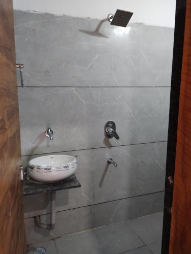 uma casa de banho com lavatório e torneira em Smart living Opal em Indore