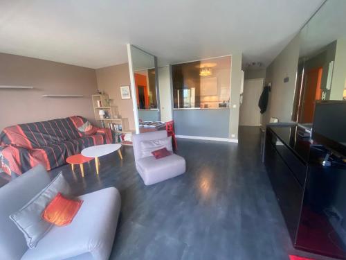 un salon avec un canapé et une table dans l'établissement Studio à Arcachon avec vue mer, accès direct plage et parking sécurisé - FR-1-374-217, à Arcachon