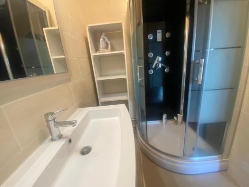 une salle de bain avec un lavabo et une douche dans l'établissement Studio à Arcachon avec vue mer, accès direct plage et parking sécurisé - FR-1-374-217, à Arcachon