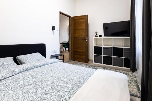 Llit o llits en una habitació de Dévai Home with FREE NETFLIX near the Westend City Center