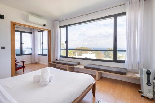 - une chambre avec un lit et une grande fenêtre dans l'établissement Maison Perle de Marshan, à Tanger