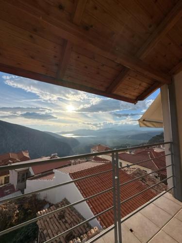 einen Blick vom Balkon eines Gebäudes in der Unterkunft THOLOS HOTEL in Delphi