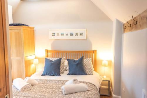 1 dormitorio con 1 cama con toallas en Rosewall en St Ives