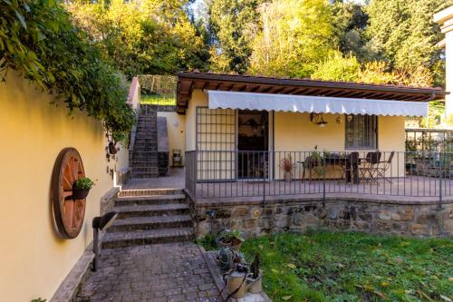 a house with a staircase leading to the front yard at La Serra Sognante Guest house con giardino in Florence