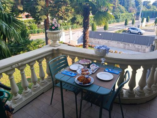 un tavolo con piatti di cibo su un balcone di B&B VILLA PREZIOSA LAGO MAGGIORE a Lesa