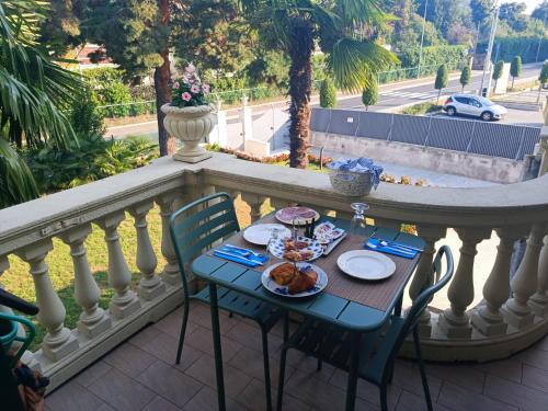 A balcony or terrace at B&B VILLA PREZIOSA LAGO MAGGIORE