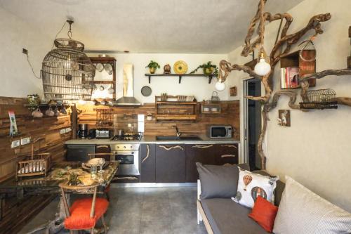 La Serra Sognante Guest house con giardino في فلورنسا: مطبخ مع أريكة وطاولة في الغرفة