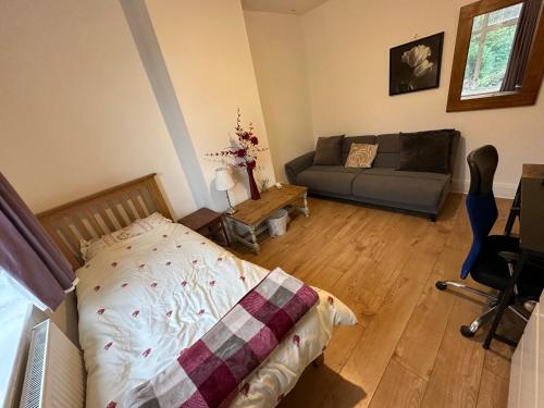 Gallery image of Ashcroft Quiet Garden House-London Luton Airport in Luton