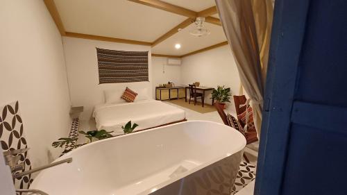 美奈的住宿－Maidi Homestay Mui Ne，卧室内设有一个大浴缸