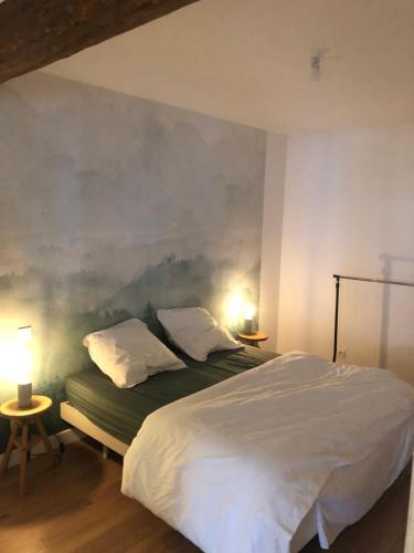 una camera con un letto con due cuscini sopra di Gîte - Le Saule Rêveur a Nantilly