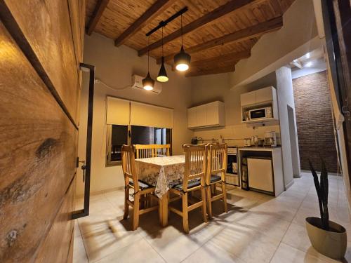 een keuken met een tafel en stoelen in een kamer bij Cabañas Golden in San Rafael