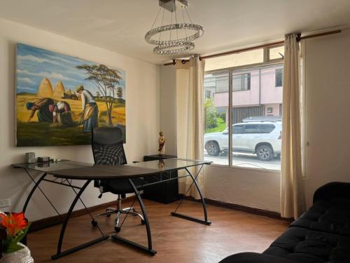 uma sala de estar com uma mesa e uma janela em Bhospedaje em Manizales