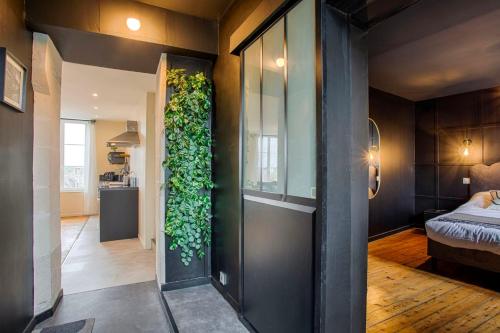 una habitación con una puerta con una pared verde en La Casa Pampa — Comfort, Style & Modernity en Falaise