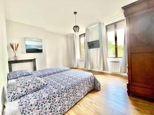 Schlafzimmer mit einem Bett, einer Kommode und Fenstern in der Unterkunft Appartement complet chic et cosy in Sains-Richaumont