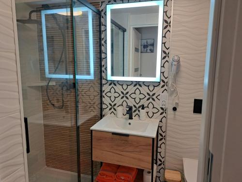 La salle de bains est pourvue d'un lavabo et d'une douche avec un miroir. dans l'établissement Apartament Deluxe-Gontalowy, à Kazimierz Dolny