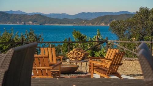un ensemble de chaises assises sur une terrasse avec vue sur un lac dans l'établissement sauna×star×sea　Highland Panorama Ocean View, à Shima