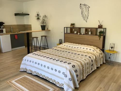 um quarto com uma cama grande num quarto em Dolce villa em Peyruis
