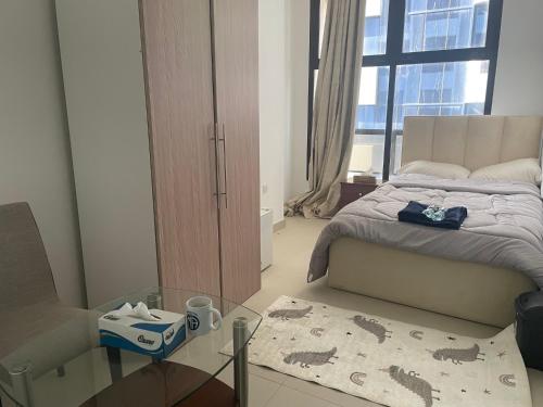 1 dormitorio con cama y mesa de cristal en Heart of Abu Dhabi - Luxury Room, en Abu Dabi
