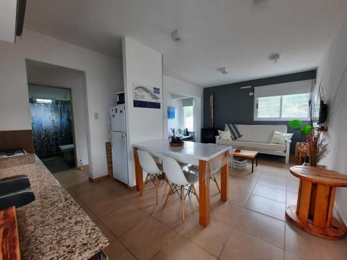 eine Küche und ein Wohnzimmer mit einem Tisch und Stühlen in der Unterkunft VILLA CUBA in Villa Rumipal