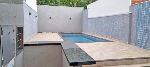 una piscina al lado de una casa en Casa aconchegante c/ piscina e área de lazer, en Maringá