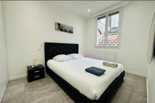Remarkable 2-Bed Apartment in Bordeaux