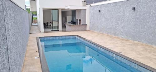 una piscina en medio de una casa en Casa aconchegante c/ piscina e área de lazer, en Maringá