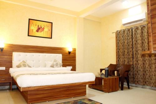 Un pat sau paturi într-o cameră la HOTEL SHIVALAY
