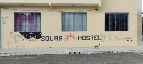 un bâtiment avec une fresque sur son côté dans l'établissement SOLAR HOSTEL PARNAIBA, à Parnaíba