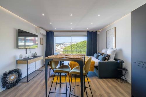 8 MERLE - Beau studio au centre de Cannes avec balcon !