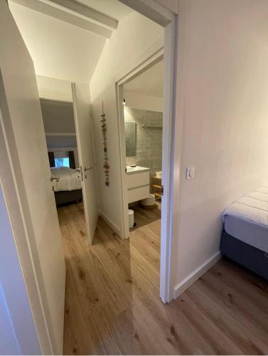 - une chambre avec un lit et une salle de bains avec un miroir dans l'établissement Fiori di Cala Rossa résidence hôtelière, à Lecci