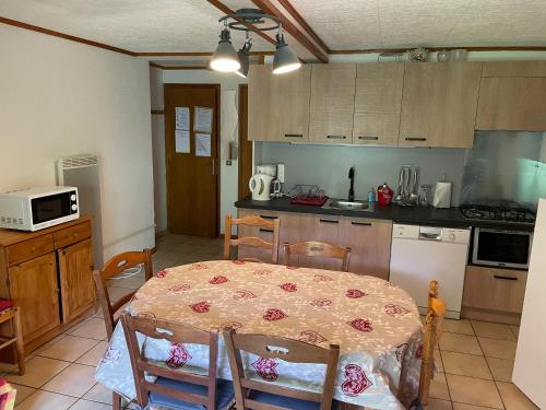 Dapur atau dapur kecil di Chalets La Caillaude