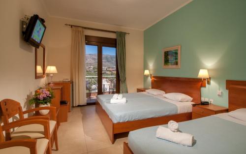 Habitación de hotel con 2 camas y TV en Kyniska Hotel en Plitra