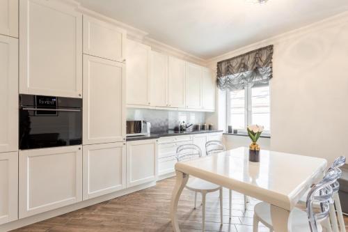 Golden Apartments Warsaw - Elegant Stay, Podwale Street