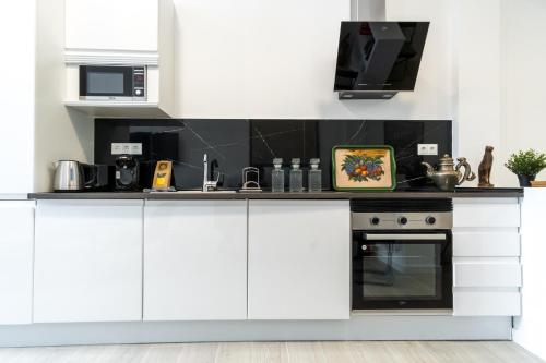 a kitchen with white cabinets and a stove at Modern comfy-1bedroom 1bathroom-Prosperidad in Madrid