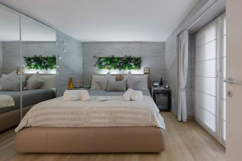 una camera da letto con un grande letto con piante sopra di esso di Haven Spa Luxury Loft - Como City Centre a Como