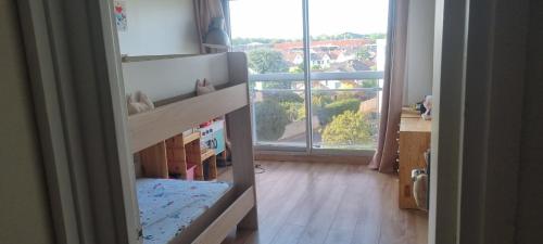 - un réfrigérateur avec une porte ouverte dans une chambre dotée d'une fenêtre dans l'établissement Logement Grand Paris - Metro14, à Chevilly-Larue