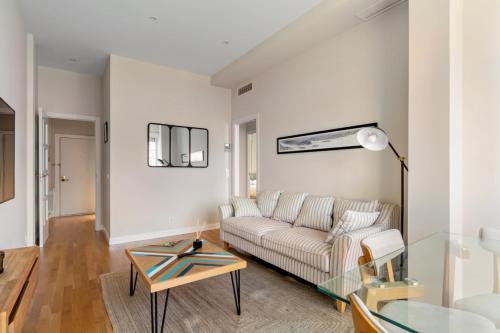 Bright Modern-2Bedroom 1Bathroom -Av. de América