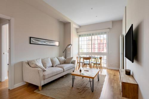 Bright Modern-2Bedroom 1Bathroom -Av. de América