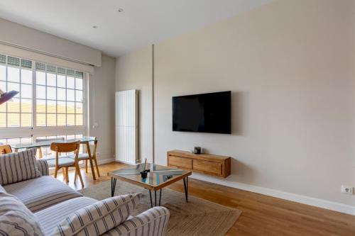 Bright Modern-2Bedroom 1Bathroom -Av. de América