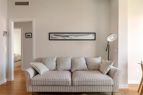 Bright Modern-2Bedroom 1Bathroom -Av. de América